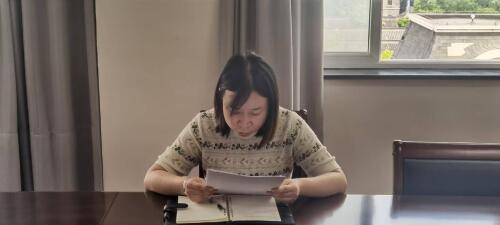 史倩同志正在领学通报.jpg
