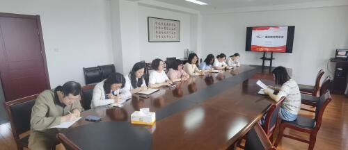 海陵区委老干部局召开节前警示教育会.jpg